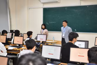 Phó Giám đốc Đại học Bách khoa Hà Nội Nguyễn Phong Điền và thí sinh tham dự Đánh giá tư duy đợt 1 (Ảnh: HUST)