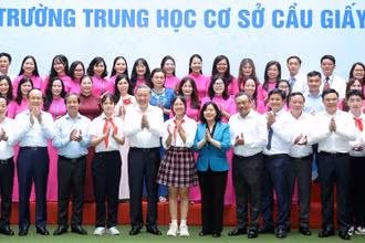 Tổng Bí thư Tô Lâm và đại biểu với cán bộ, giáo viên, học sinh Trường THCS Cầu Giấy, quận Cầu Giấy. 