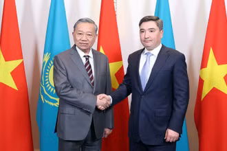 Tổng Bí thư Tô Lâm hội kiến Thủ tướng Kazakhstan Olzhas Bektenov. 