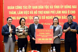 Phó Bí thư Tỉnh ủy Đồng Nai Quản Minh Cường trao bảng hỗ trợ kinh phí làm nhà ở cho đồng bào dân tộc thiểu số nghèo cho lãnh đạo tỉnh Bắc Giang.