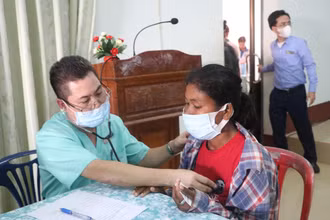 Bác sĩ Bệnh viện Chợ Rẫy-Phnom Penh khám bệnh cho người nghèo ở Koh Kong. (Ảnh: NGUYỄN HIỆP)