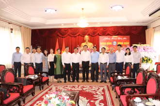 Lãnh đạo hai tỉnh Đồng Nai và Nghệ An chụp ảnh lưu niệm.