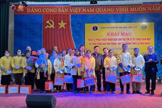Tặng quà cho gia đình các cháu được phẫu thuật lần này. 