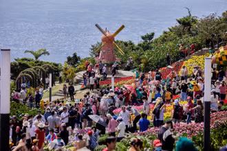 Du khách tham quan đỉnh Núi Bà Đen, Tây Ninh.