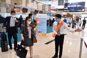 Hành khách được chào đón đặc biệt tại sân bay bởi các nhân viên mặt đất phục vụ chuyến bay đều đeo ruy băng, hoa cài màu cam. 