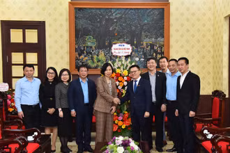 Đoàn đại biểu Thông tấn xã Việt Nam do đồng chí Vũ Việt Trang, Tổng Giám đốc Thông tấn xã Việt Nam dẫn đầu thăm, chúc mừng nhân dịp kỷ niệm 72 năm Ngày Báo Nhân Dân ra số đầu.
