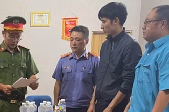 Cơ quan chức năng thi hành lệnh bắt tạm giam đối với các bị can tội nhận và đưa hối lộ. (Ảnh: Công an cung cấp)