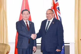 Chủ tịch Quốc hội Vương Đình Huệ và Chủ tịch Quốc hội New Zealand Adrian Rurawhe. (Ảnh: TTXVN)