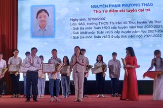 Em Nguyễn Phạm Phương Thảo, huyện Vũ Thư, tỉnh Thái Bình là 1 trong 4 học sinh được tuyên dương khi đạt điểm cao trong kỳ thi xét tuyển vào lớp 10 đại trà năm 2022.
