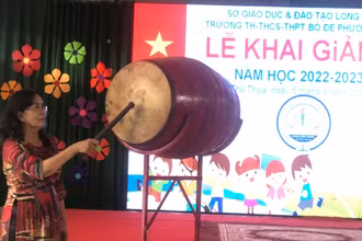 Hiệu trưởng Trường Tiểu học-Trung học cơ sở-Trung học phổ thông Bồ Đề Phương Duy đánh trống khai giảng năm học mới. 