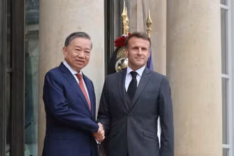 Tổng thống Pháp Emmanuel Macron đón Tổng Bí thư, Chủ tịch nước Tô Lâm. (Ảnh: TTXVN)
