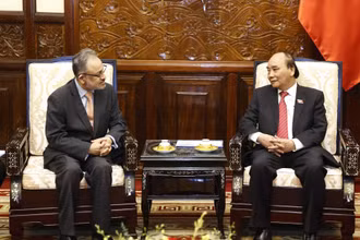 Chủ tịch nước Nguyễn Xuân Phúc tiếp Đại sứ El Salvador Ruben Omar Orozco Burgos. 