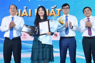 Ban Biên tập Báo Sài Gòn Giải Phóng trao giải Nhất cho các tác giả đạt giải “Tỏa sáng giá trị Việt” năm 2022-2023.