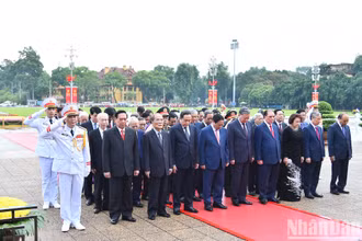 Các đồng chí lãnh đạo, nguyên lãnh đạo Đảng, Nhà nước thành kính tưởng nhớ Chủ tịch Hồ Chí Minh.