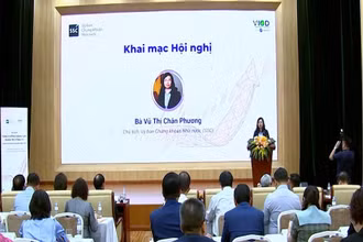 Chủ tịch Ủy ban Chứng khoán Nhà nước Vũ Thị Chân Phương phát biểu tại hội nghị.