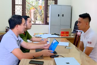 Đối tượng cầm đầu Nguyễn Duy Tùng tại cơ quan Công an. 