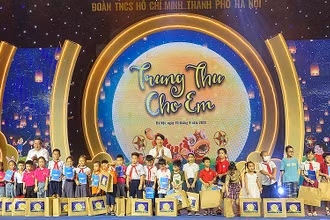 Bí thư Trung ương Đoàn Thanh niên Cộng sản Hồ Chí Minh Nguyễn Ngọc Lương (áo trắng, hàng sau ở giữa) cùng đại diện lãnh đạo các bộ, ngành trao quà Trung thu tặng thiếu nhi tại chương trình.