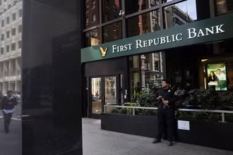 Nhân viên bảo vệ đứng trước cửa một chi nhánh của Ngân hàng First Republic ở San Francisco, California, Hoa Kỳ. (Ảnh: REUTERS)