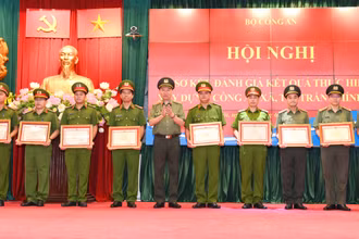 Bộ trưởng Công an Tô Lâm tặng bằng khen cho cá nhân, tập thể có thành tích xuất sắc tại Hội nghị trực tuyến sơ kết, đánh giá kết quả thực hiện xây dựng Công an xã, thị trấn chính quy. (Ảnh :cand.com.vn)