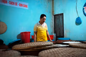 Anh Phan Quang bên những chum mắm tâm huyết của mình.