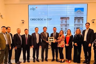 Đoàn công tác CMSC chụp ảnh cùng các quan chức Tập đoàn CDP. (Ảnh: Trường Dụy/TTXVN)