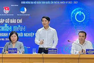 Đồng chí Nguyễn Ngọc Lương trao đổi thông tin về diễn đàn.