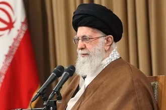 Lãnh tụ tinh thần tối cao Iran, Đại giáo chủ Ali Khamenei khẳng định lập trường cứng rắn trong đàm phán hạt nhân. (Ảnh: IRNA/TTXVN)