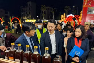Các đại biểu tham quan các gian hàng tại sự kiện. 
