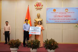 Ông Trần Đoàn Thịnh, Phó Tổng Giám đốc Công ty BSR trao tặng biển tượng trưng 1 tỷ đồng ủng hộ Quỹ Đền ơn đáp nghĩa tỉnh Quảng Ngãi.
