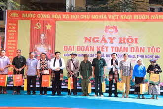 Đồng chí Nguyễn Xuân Thắng dự Ngày hội Đại đoàn kết toàn dân tộc ở Tri Lễ và tặng quà cho người dân địa phương.
