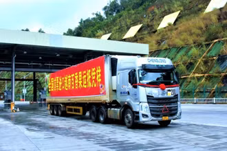 Xe chở lô hàng chanh leo đầu tiên của Việt Nam xuất khẩu sang Trung Quốc. (Ảnh: chinanews.com)