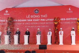 Đại diện lãnh đạo tỉnh Hà Tĩnh và nhà đầu tư ấn nút động thổ dự án. 