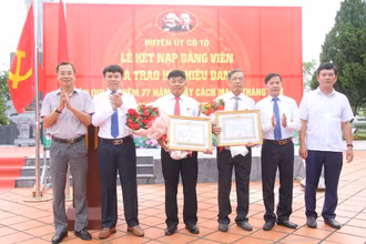 Huyện ủy Cô Tô trao Huy hiệu 40 và 50 năm tuổi Đảng cho 2 đảng viên Lê Xuân Thức và Ngô Duy Phương.