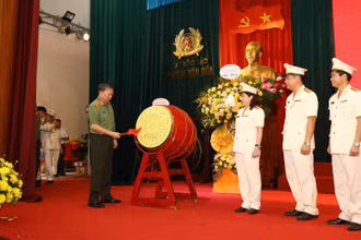 Đại tướng Tô Lâm đánh trống khai trường và tặng hoa chúc mừng Trường Văn hóa nhân dịp khai giảng năm học mới.