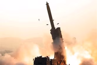 Một vụ phóng thử rocket từ bệ phóng tên lửa đa nòng siêu lớn tại một địa điểm bí mật ở Triều Tiên. (Ảnh: AFP)