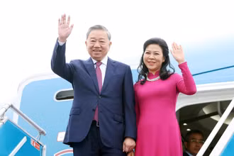 Sáng 9/3, Tổng Bí thư Tô Lâm và Phu nhân Ngô Phương Ly cùng Đoàn đại biểu cấp cao Việt Nam rời Thủ đô Hà Nội, lên đường thăm cấp Nhà nước tới Cộng hòa Indonesia, thăm chính thức Ban Thư ký ASEAN và thăm chính thức Singapore từ ngày 9-13/3/2025. (Ảnh: Thống Nhất/TTXVN)