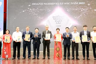 Lãnh đạo tỉnh Vĩnh Phúc trao cup và giấy chứng nhận cho các doanh nhân tiêu biểu năm 2022.