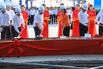 Lãnh đạo thành phố Hà Nội và các đại biểu thực hiện nghi thức hợp long cầu Vĩnh Tuy giai đoạn 2. (Ảnh: Duy Linh)