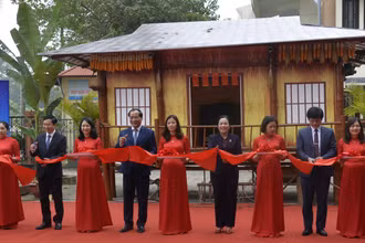 Đại diện lãnh đạo tỉnh Lạng Sơn và các sở, ban ngành cắt băng khai mạc triển lãm. 