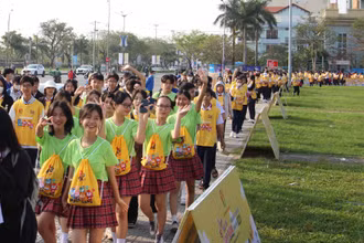 Học sinh đi bộ gây quỹ. 