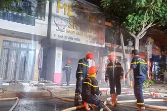 Lực lượng chức năng tiếp cận, khống chế đám cháy.