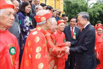 Chủ tịch nước Tô Lâm với người cao tuổi tiêu biểu. 