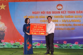Đồng chí Nguyễn Xuân Thắng trao kinh phí hỗ trợ xây dựng nhà đại đoàn kết trên địa bàn huyện Hạ Hòa.