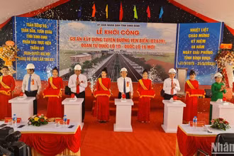 Các đại biểu nhấn nút khởi công dự án xây dựng tuyến đường ven biển (ĐT.639) đoạn từ Quốc lộ 1D đến Quốc lộ 19 mới.