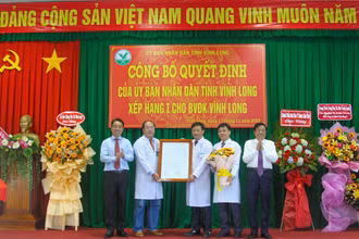 Lãnh đạo tỉnh Vĩnh Long trao quyết định công nhận bệnh viện hạng I cho Ban lãnh đạo Bệnh viện đa khoa tỉnh Vĩnh Long. 
