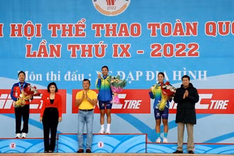 Vận động viên Đinh Thị Như Quỳnh Đoàn Bình Dương (giữa) giành Huy chương Vàng nội dung băng đồng cá nhân nữ.