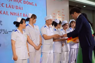 Các sinh viên nhận quyết định làm việc lâu dài tại Tập đoàn Aijinkai. 