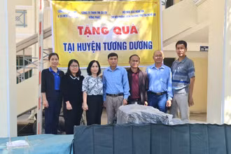 Trao tặng phao võng cứu sinh cho bà con huyện Tương Dương. 