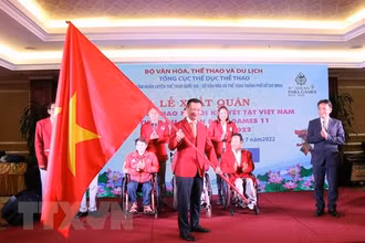 Đoàn thể thao người khuyết tật Việt Nam nhận cờ từ lãnh đạo Bộ Văn hóa, Thể thao và Du lịch. (Ảnh: TTXVN)