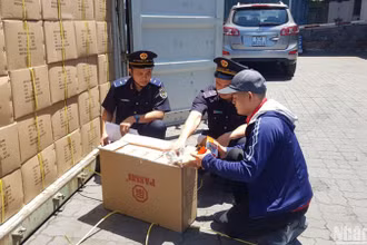Lực lượng Hải quan Thành phố Hồ Chí Minh kiểm tra hàng hóa tại Cảng Cát Lái (thành phố Thủ Đức, Thành phố Hồ Chí Minh).